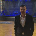 Naš pevač noću puni kafane, a danju skuplja šljive za rakiju (FOTO)