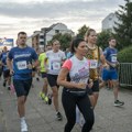 Nisu trčali za medalje, već za ljude sa retkim bolestima: Preko 1.000 učesnika prvog humanitarnog noćnog polumaratona poslalo…