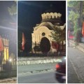 Kancelarija za KiM: Zastave UČK i Albanije okačene na ogradi crkvenog poseda u Lipljanu (foto)