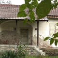 Krov se ruši, zidovi pucaju: Ovako danas izgleda potpuno oronula rodna kuća naše legendarne pevačice u "selu duhova", tu sada…