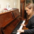 Sara Pavkov obišla radove, probala domaće specijalitete, a onda zasvirala Betovena (video)