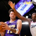 Lejkersi jači od Klipersa - Dončić izveo "ludost" na terenu i šokirao NBA pre derbija VIDEO