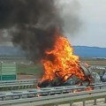 Teška nesreća na auto-putu u smeru ka Beogradu: Sudarila se dva automobila, jedan se zapalio FOTO