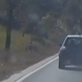(VIDEO) Mladić pod uticajem kokaina preticao kolonu preko pune linije: Jurio više od 140 km/h
