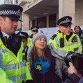 Greta Tunberg uhapšena u Londonu: Aktivistkinja završila u policiji zbog protesta ispred hotela sa 5 zvezdica (VIDEO)