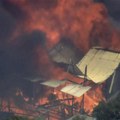 Vatra guta sve pred sobom: Stravični snimci požara, kuće nestaju u buktinji kao da su od papira (video)