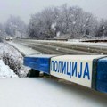 Teška saobraćajna nesreća na Mlavskom mostu: Dva automobila završila u bankini potpuno uništena (foto)