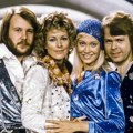Kad se dirigent pojavio u kostimu napoleona svi su zanemeli: Kako je ABBA pobedila na Evroviziji pre 50 godina i postala…