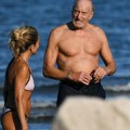 ФОТО Глумац у 78. години ухваћен на нудистичкој плажи са 26 година млађом девојком: Чувени Тајвин Ланистер из „Игре…