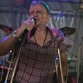 Peva na štakama ispod šatora: Poznati pevač nestao pre 20 godina sa scene, sada isplivao snimak s nastupa