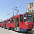 Nesvakidašnja scena u centru Beograda: Osam ljudi pokušava da vrati tramvaj na šine (video)