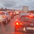 Divljao 200 na sat pa se zakucao u auto Crni dim kulja kod Dobanovaca, kolone su kilometarske