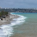 Nestvaran prizor za Prvi maj: U omiljenom letovalištu Srba se kupali u moru, a sat vremena kasnije se grudvali (foto, video)
