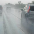 AMSS upozorio vozače na pljuskove i smanjenu vidljivost u pojedinim delovima Srbije
