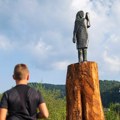 Nestala bronzana statua Melanije Tramp: Neko je odsekao kod članaka, policija u Sloveniji pokrenula istragu (foto)