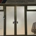 Studenti i građani jajima i crvenom bojom gađali sedište SNS-a u Nišu (VIDEO)