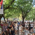 Nekoliko stotina građana ispred zgrade suda u Novom Sadu: Čeka se saslušanje mladića uhapšenih nakon protesta FOTO