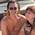 Skinuli se Tamara Dragičević i Petar Benčina: Opustili se na plaži, u ovom izdanju ih niste videli: On zalizao kosu, ne…