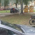 Divljačko ili snalažljivo ponašanje vozača u Zemunu? Nastao je kolaps, a on je krenuo kroz park