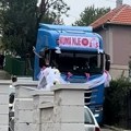 Šok snimak iz Srbije! Žena puca iz pištolja dok sedi na suvozačevom mestu u kamionu: Ovo se krije iza svega