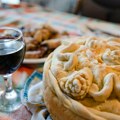 Ovako izgleda prava slavska trpeza za Svetu Petku: Miris pečenja, medene pite i domaće rakije!
