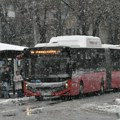Obustavljen gradski saobraćaj do Žarkova zbog snega: Autobus skliznuo i preprečio se preko kolovoza