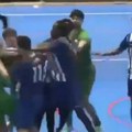 Skandal: Igrači se potukli i šamarali u finalu turnira, policija uletela na teren, meč bio prekinut