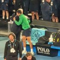 Evo ko je Đokoviću prvi prišao i tešio ga posle poraza u finalu Australijan opena