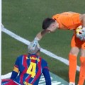 Da li je ovo moguće? Kengur se preselio na gol Barselone, golman Katalonaca reprodukovao čuvenu scenu iz srpskog filma!