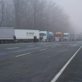 Teretnjaci čekaju sat vremena na izlazu iz Srbije na Batrovcima
