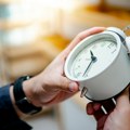 Večeras se pomera sat: Kako organizam da lakše podnese prelazak na letnje računanje vremena