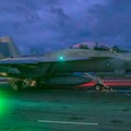 Amerikanci pogodili iranski brod: Hitno podignut borbeni avion sa nosača zbog ove misije!