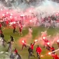 Navijači utrčali na teren sa bakljama, derbi Slavije i Sparte prekinut