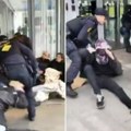 Tukli pendrecima i puštali pse: Evo kako se danska policija odnosi prema blokaderima (video)