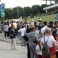 Žena bacala flaše na vernike na Vračaru: Stajali u redu da celivaju pojas Majke Božije, ona ih gađala, policija je privela