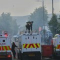 Druga noć nereda: Vodeni topovi i zapaljena vozila na ulicama Belfasta