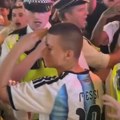 Navijač Argentine u Mesijevom dresu uleteo među besne Engleze! Svi se pitaju koliko je ovaj čovek lud - policija morala da…