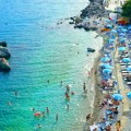 Upozorenje za Srbe koji letuju u Crnoj Gori: Zabranjeno kupanje na popularnim kupalištima, istaknute crvene zastavice