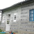 Marija i njena majka napravile kuću od staklenih flaša: 5 godina je gradile, koristile i tube od paste za zube, evo kako…