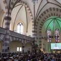 Avatar bradatog čoveka na ekranu iznad oltara – veštačka inteligencija drži službu u crkvi u Nemačkoj