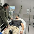 (FOTO, VIDEO) Gašić obišao povređenog policajca, a on dobio udarac pendrekom u glavu od kolege
