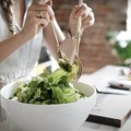 Zašto nije dobro da jedete salate uveče? Iako su zdrave, mogu da naprave problem: Bolja opcija su sledeće namirnice