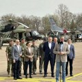 Vučić u Batajnici: Predsednik saopštio sjajne vesti - Nastavljamo da snažimo našu vojsku