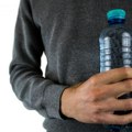 Vodu nikada ne pijte iz plastične boce, a pogotovo ne leti, evo zašto (video)