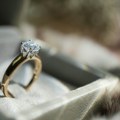 Kupila prsten na buvljaku, mislila da je lažnjak Odnela da ga proda...kad je videla koliko u stvari vredi, vilica joj je pala…