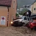 Stravični prizori posle jakog nevremena: Voda na sve strane, automobili plutaju ulicama (video)