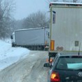 Sneg i dalje pravi haos po Srbiji: Šleper se preprečio na putu kod Užica: Vozači oprez, stvara se kolona (foto)