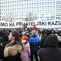 „Došli smo na prijateljski razgovor“: Protesti u Novom Sadu ispred zgrade BIA, blokada i u Kragujevcu