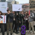 Policajac pištaljkom pozdravio učesnike protesta u Nišu VIDEO