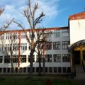 Protest ispred gimnazije Srbobranu: NSPRS traži poništenje odluke o prekidu radnog odnosa nastavnika ove gimnazije